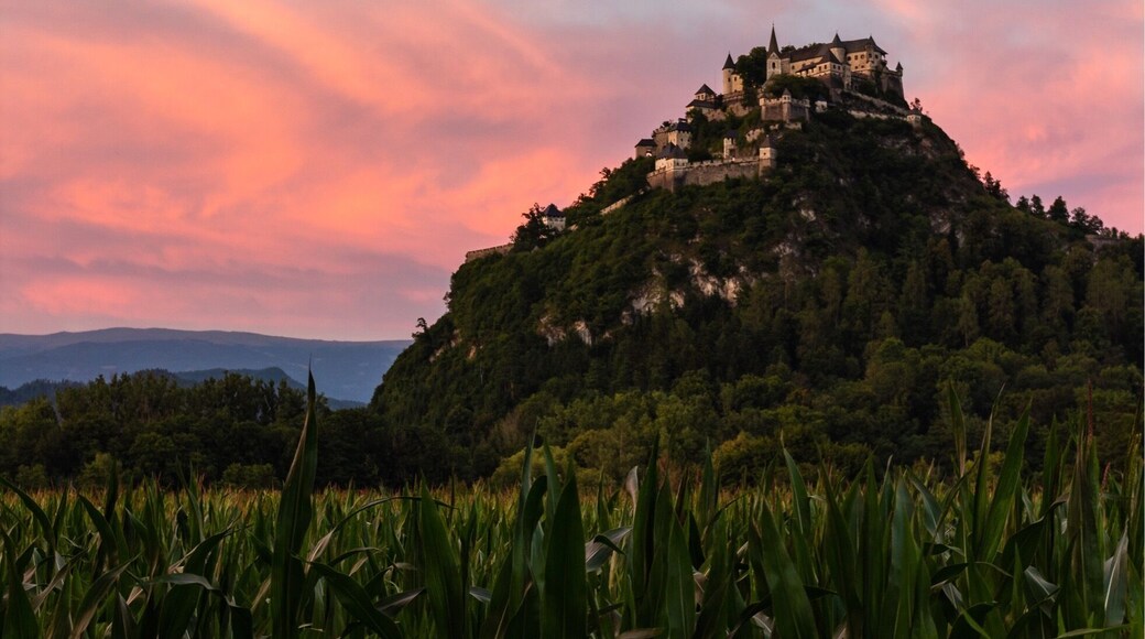 The Burg Hochosterwitz in the beautiful colors of sunset 🌄