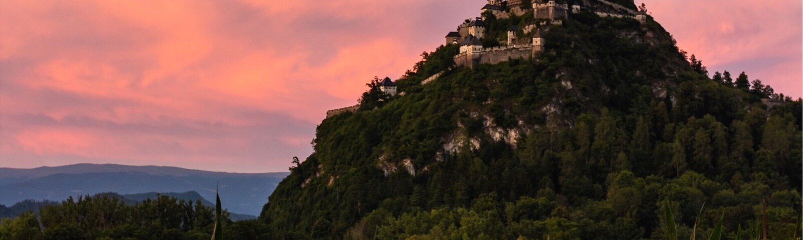 The Burg Hochosterwitz in the beautiful colors of sunset 🌄