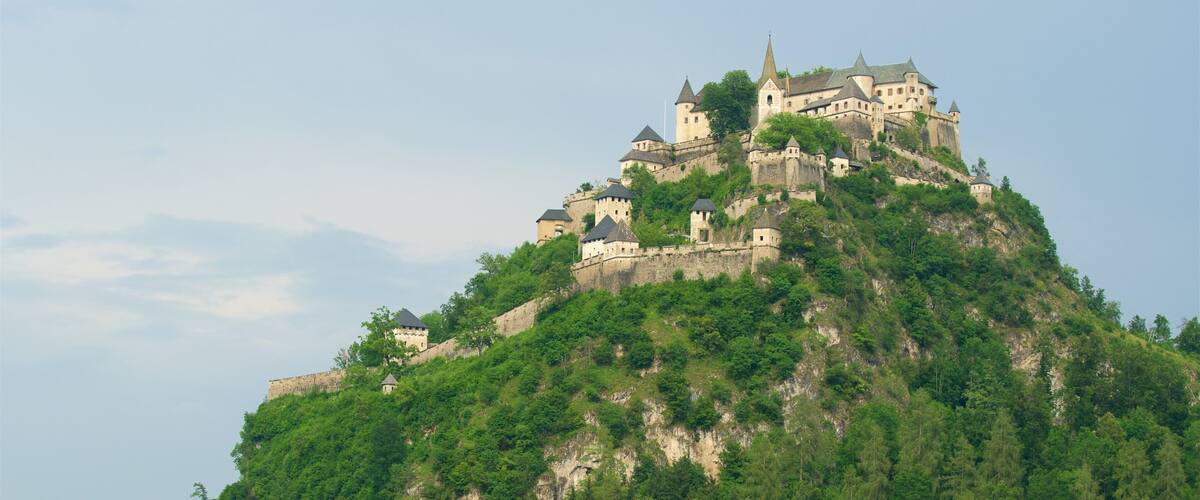 Sankt Georgen am Langsee showing heritage architecture, a castle and mountains