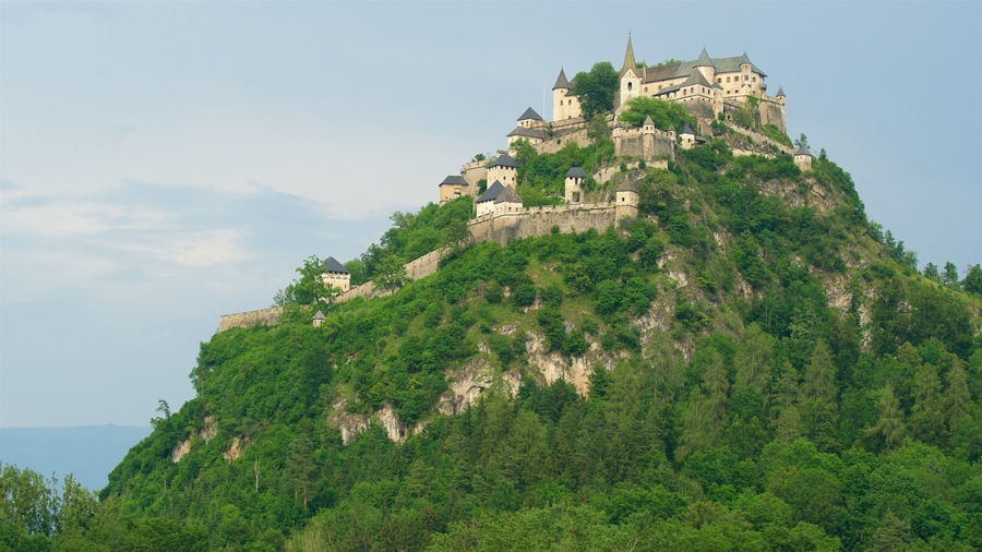 Sankt Georgen am Langsee showing heritage architecture, a castle and mountains