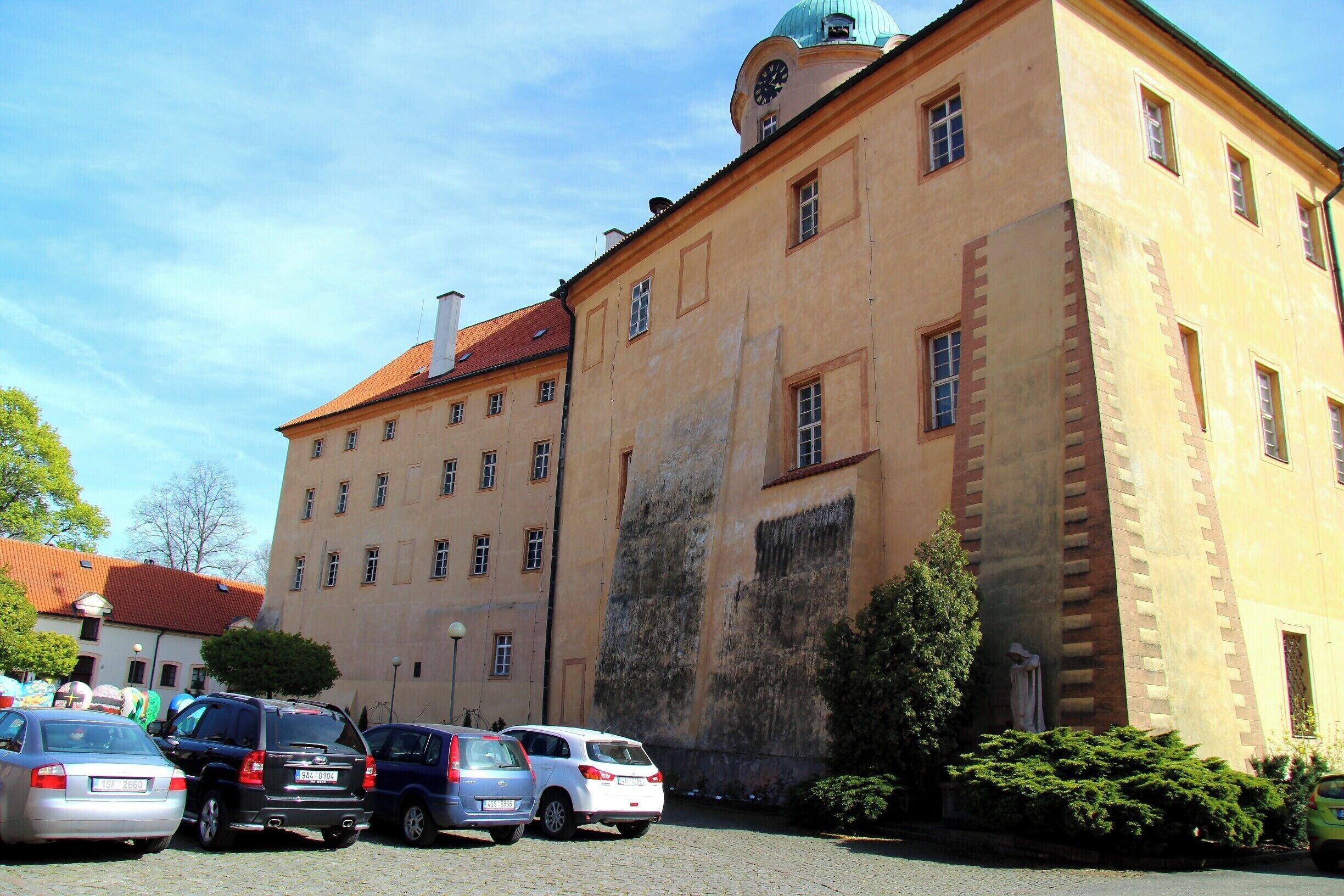 The castle in the Centre of Podebrady,
Entrance is free from the City-Centre for you the Castle offers many possibilities for young and old. Restaurant, Italian ice cream Cafe, cinema. At the city centre market stalls around the town square with other entertainment opportunities such as the Spa park with their performance of poems to classical concerts, Crystal shops and the restaurants, this is a must for the whole family this village of Poděbrady.