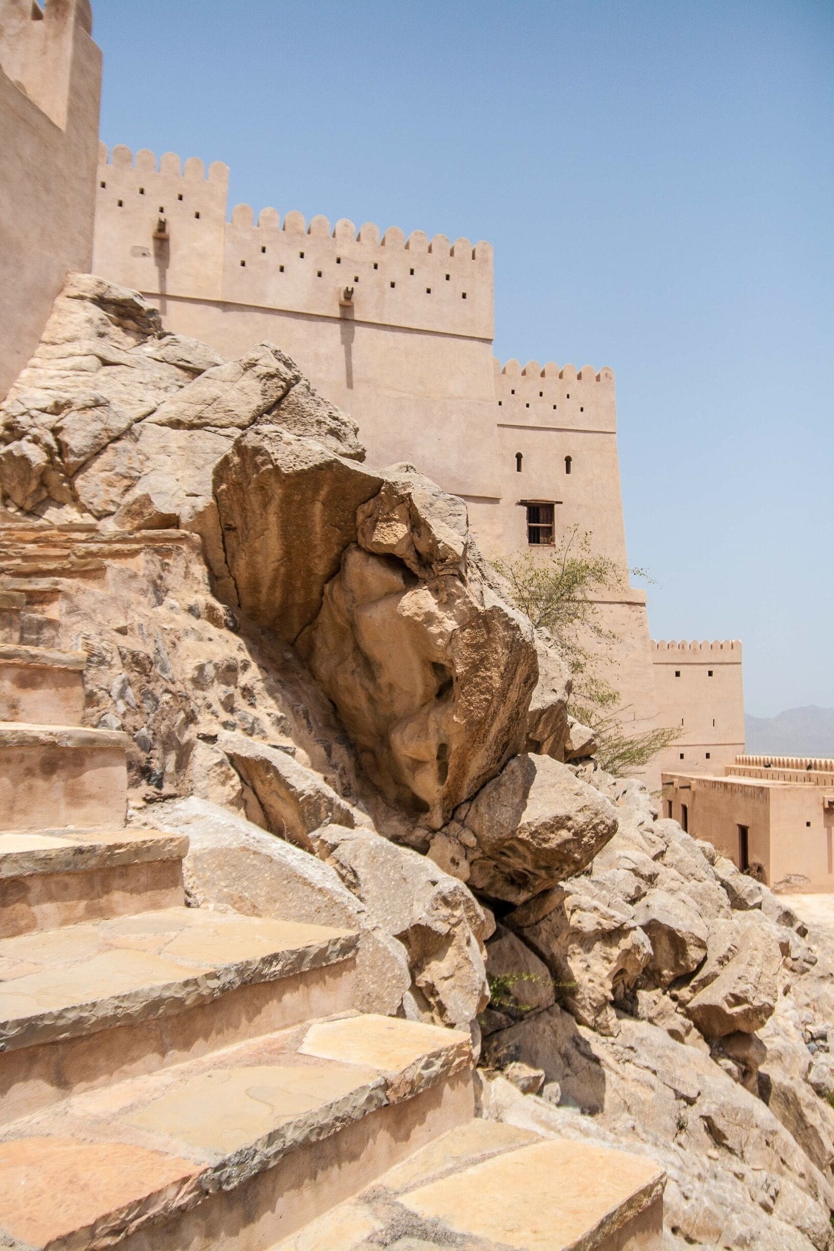 It’s pretty obvious that the builders of #Nakhal #Fort in #Oman 🇴🇲 used the rocky terrain to their advantage. Construction must have been a pain, but the resulting defences are formidable.
#LifeAtExpedia