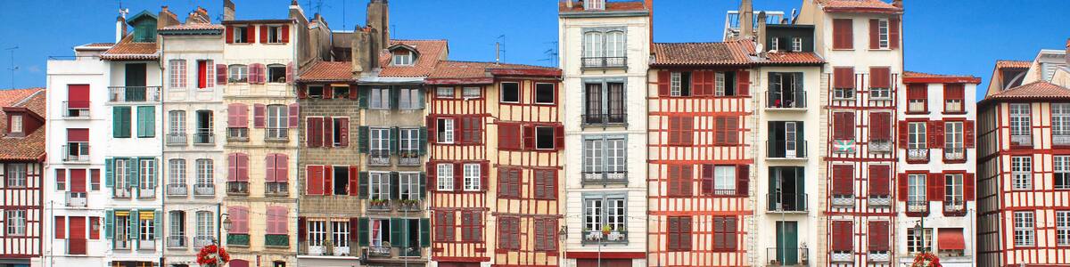 Bayonne : Façades le long de la Nive / Pays Basque - France
