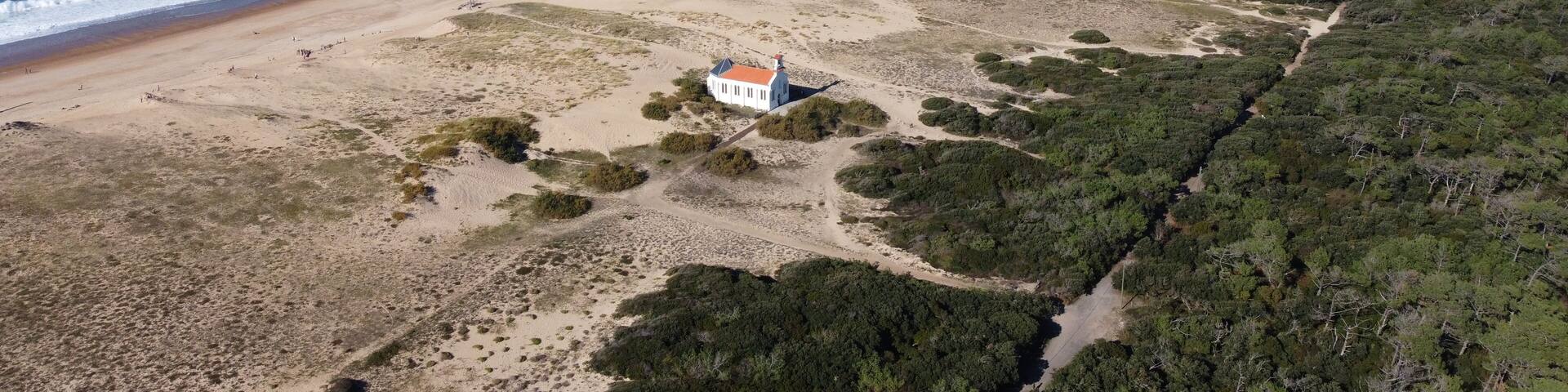 Image aérienne de la Chapelle Sainte-Thérèse dans le Sud Ouest de la France.