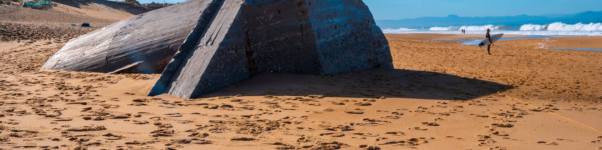 Labenne Océan, les Landes / France »; October 26, 2019: Surf between Bunkers, the beautiful mix of Labenne Océan beach