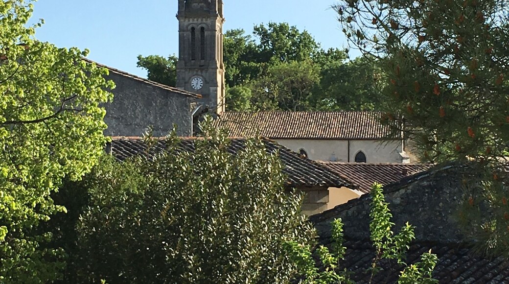 Église dans le bourg de Sainte-Eulalie Bâtiment le plus ancien du village, l'église a été reconstruite au XIIème siècle sur un édifice religieux antérieur ainsi qu'en témoignent ses fondations et des sarcophages mérovingiens trouvés au pied de l'abside. Cette église romane comporte depuis son origine une nef centrale avec deux bas-côtés et un cimetière clos d'un haut mur y est accolé. Toutefois son clocher carré d'époque romane a été remplacé par un clocher à flèche néogothique lors d'importants travaux de restauration et d'embellissement menés en 1868.