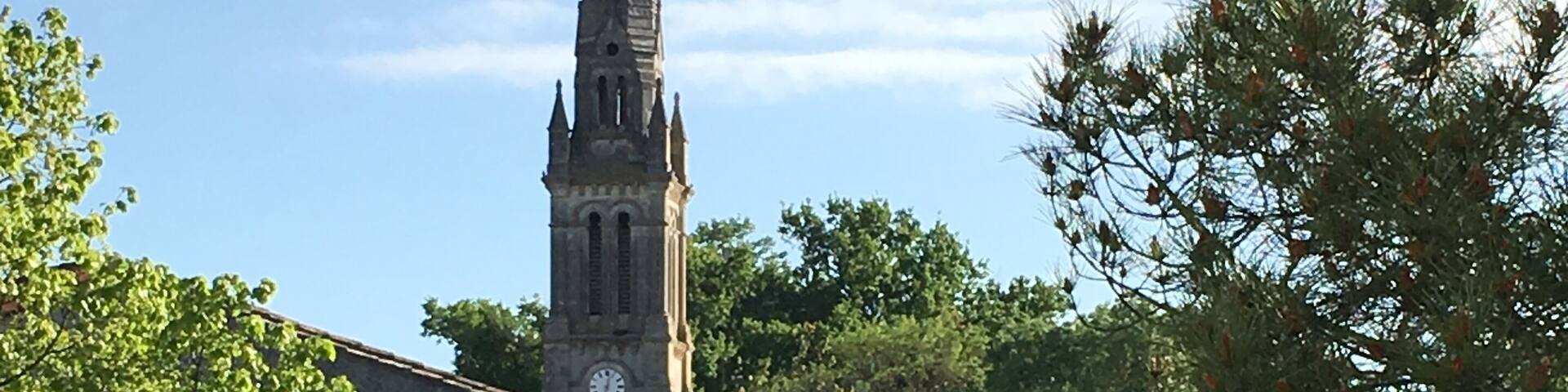 Ăglise dans le bourg de Sainte-Eulalie BĂątiment le plus ancien du village, l'Ă©glise a Ă©tĂ© reconstruite au XIIĂšme siĂšcle sur un Ă©difice religieux antĂ©rieur ainsi qu'en tĂ©moignent ses fondations et des sarcophages mĂ©rovingiens trouvĂ©s au pied de l'abside. Cette Ă©glise romane comporte depuis son origine une nef centrale avec deux bas-cĂŽtĂ©s et un cimetiĂšre clos d'un haut mur y est accolĂ©. Toutefois son clocher carrĂ© d'Ă©poque romane a Ă©tĂ© remplacĂ© par un clocher Ă flĂšche nĂ©ogothique lors d'importants travaux de restauration et d'embellissement menĂ©s en 1868.