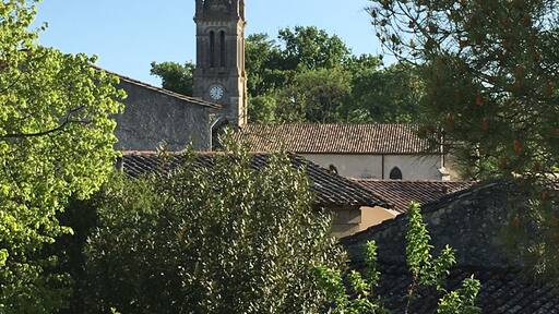 Église dans le bourg de Sainte-Eulalie Bâtiment le plus ancien du village, l'église a été reconstruite au XIIème siècle sur un édifice religieux antérieur ainsi qu'en témoignent ses fondations et des sarcophages mérovingiens trouvés au pied de l'abside. Cette église romane comporte depuis son origine une nef centrale avec deux bas-côtés et un cimetière clos d'un haut mur y est accolé. Toutefois son clocher carré d'époque romane a été remplacé par un clocher à flèche néogothique lors d'importants travaux de restauration et d'embellissement menés en 1868.