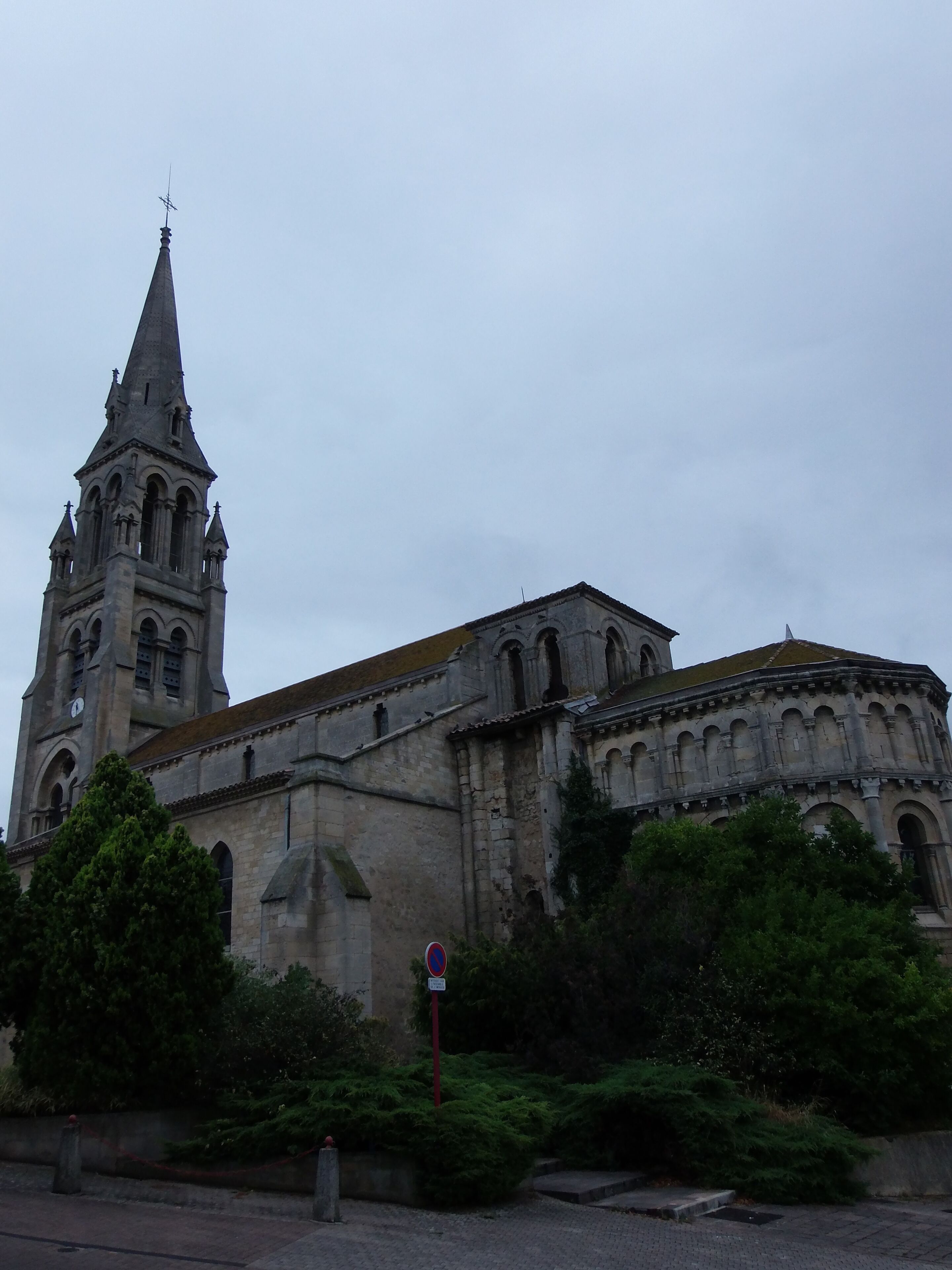 Église Saint-Pierre de Bassens (Gironde, France), clocher du XIIe siècle. Vue d'ensemble.