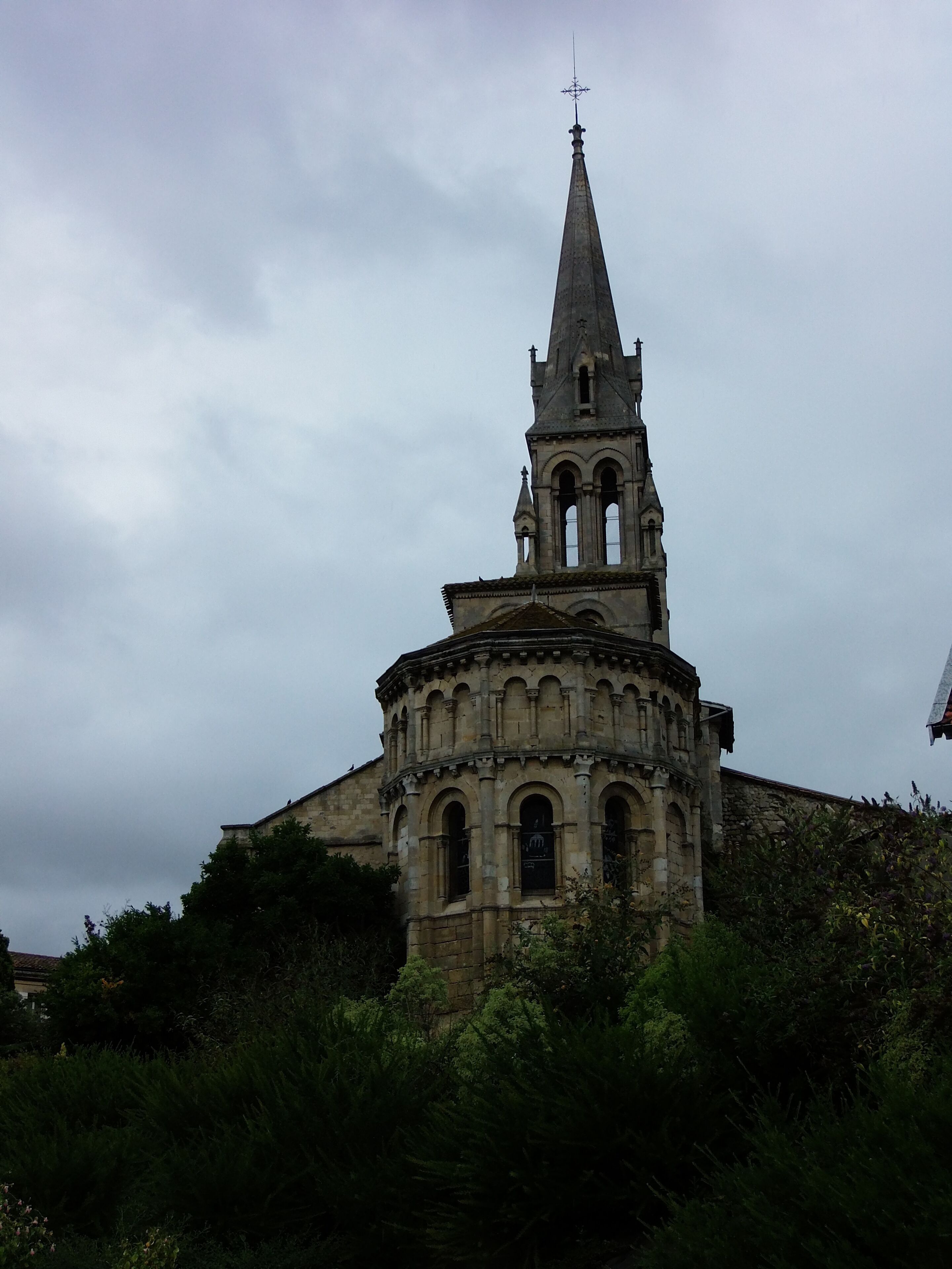 Église Saint-Pierre de Bassens (Gironde, France), clocher du XIIe siècle.