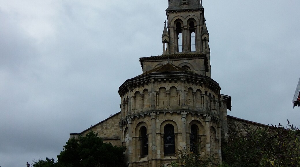 Église Saint-Pierre de Bassens (Gironde, France), clocher du XIIe siècle.