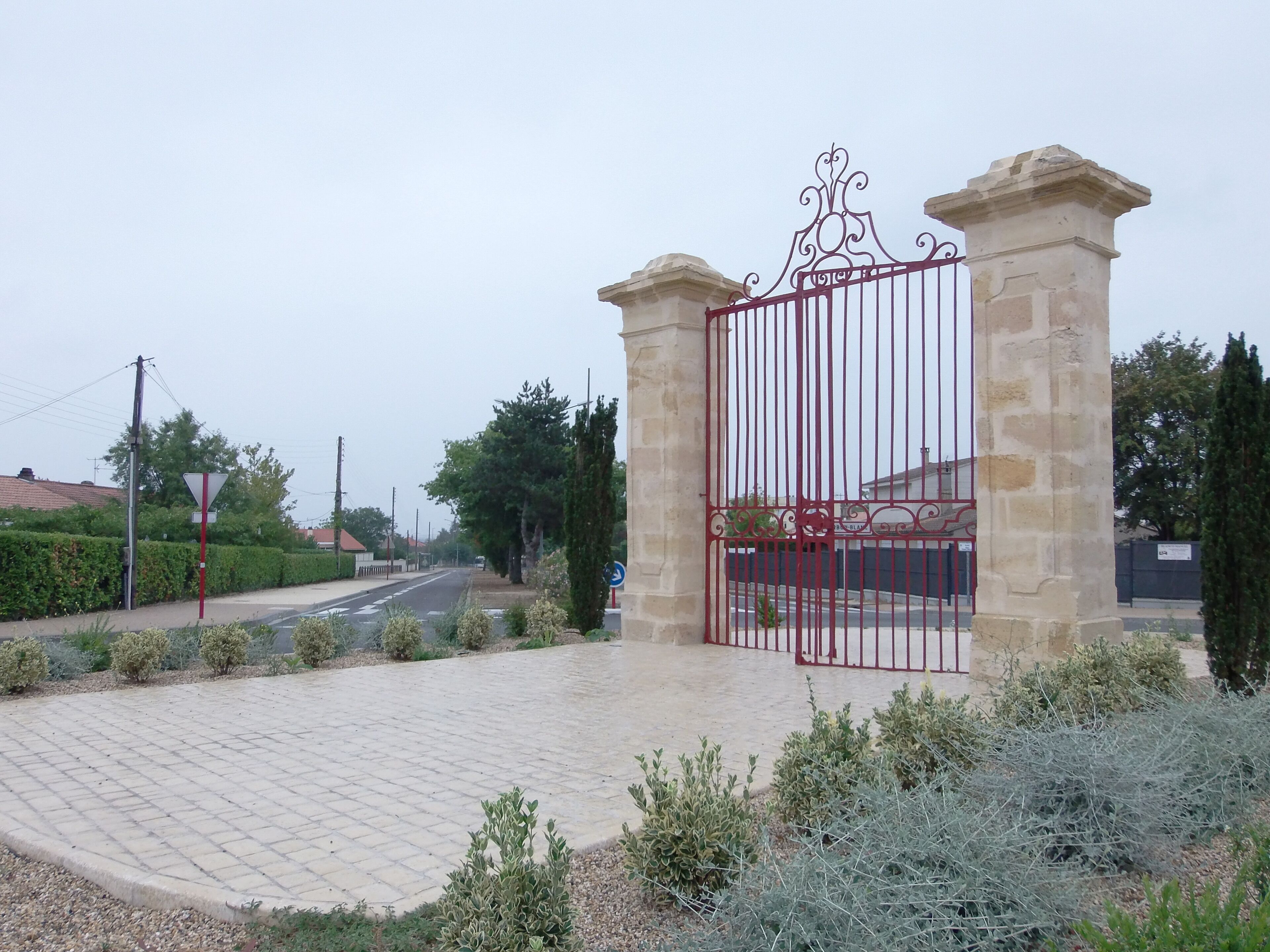 Rond-point de l'avenue Raoul Bourdieu à Bassens (Gironde, France), carrefour des routes reliant Bassens, Lormont et Carbon-Blanc. Grilles précédemment du parc du château Beaumont (voir), aujourd'hui parc de l'Europe. Voir aussi autre cliché.