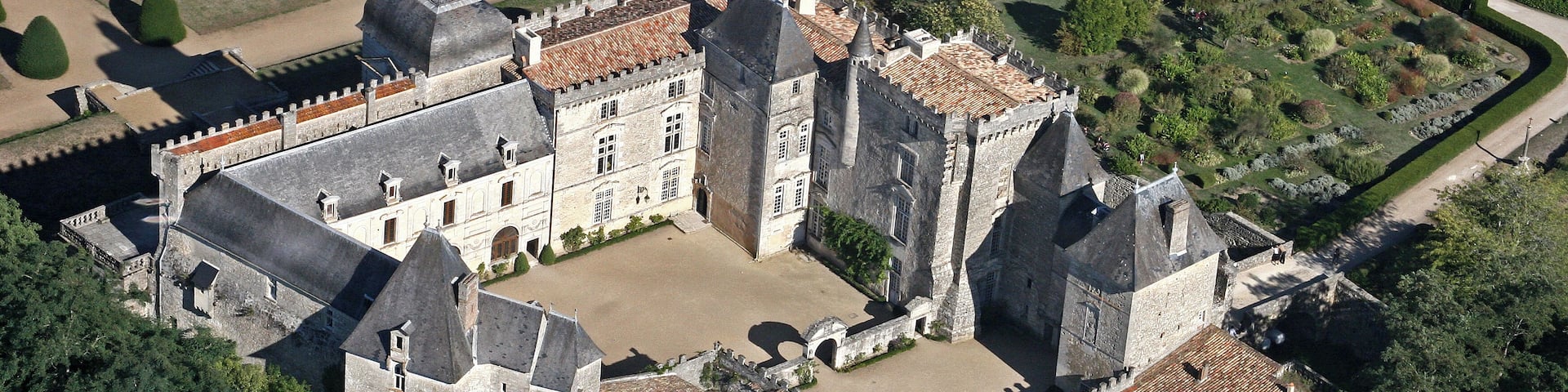 This building is indexed in the Base Mérimée, a database of architectural heritage maintained by the French Ministry of Culture, under the reference PA00083856 .