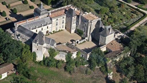 This building is indexed in the Base Mérimée, a database of architectural heritage maintained by the French Ministry of Culture, under the reference PA00083856 .
