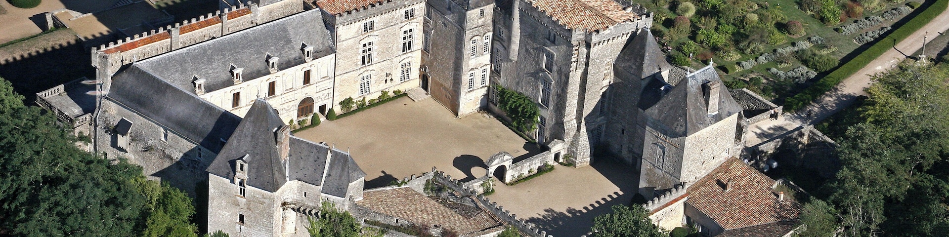 This building is indexed in the Base Mérimée, a database of architectural heritage maintained by the French Ministry of Culture, under the reference PA00083856 .