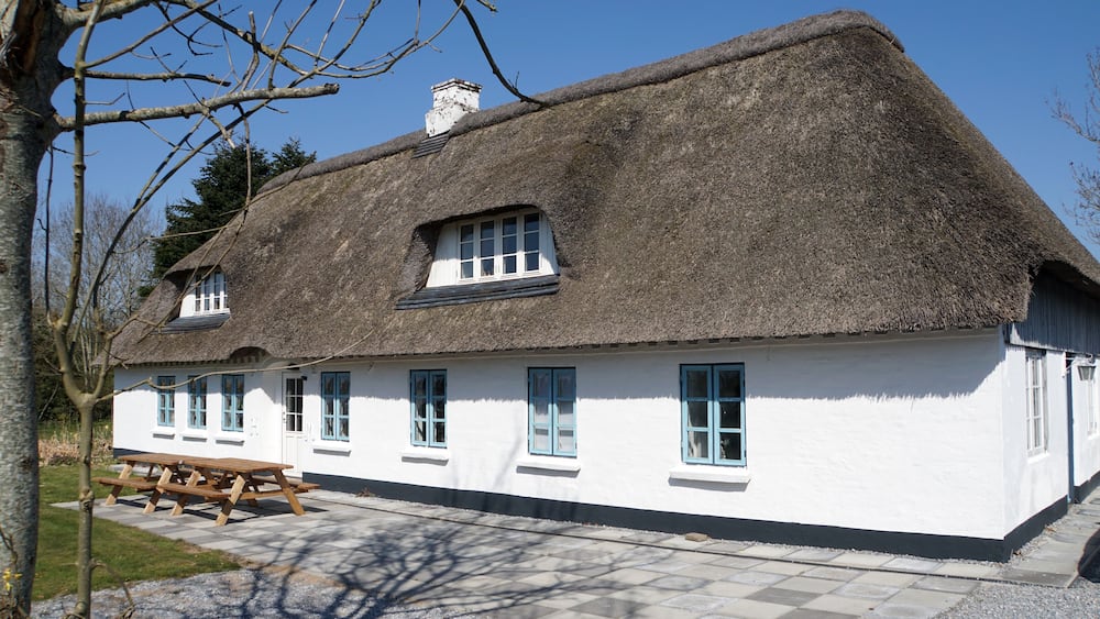 historisches Bauernhaus mit traditionellem Reetdach
