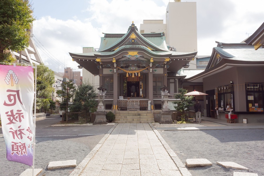a main shrine of kashiwa jinja and empty path in sunny day