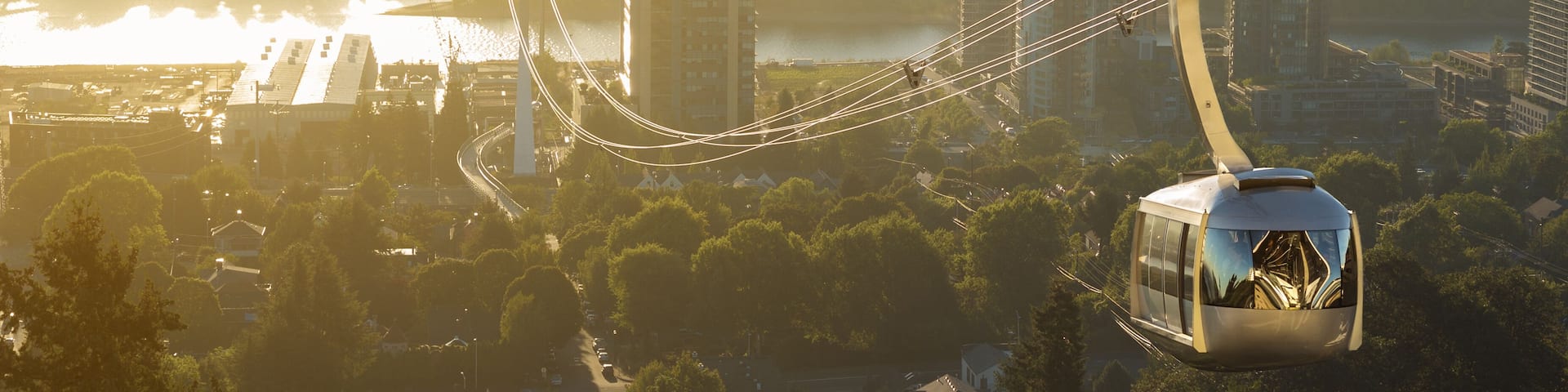 Aerial tram in Portland, Oregon transporting people to and from the hilltop where is also Oregon Health and Science University (OHSU) and a beautiful view on mount Hood and mount st. Helens