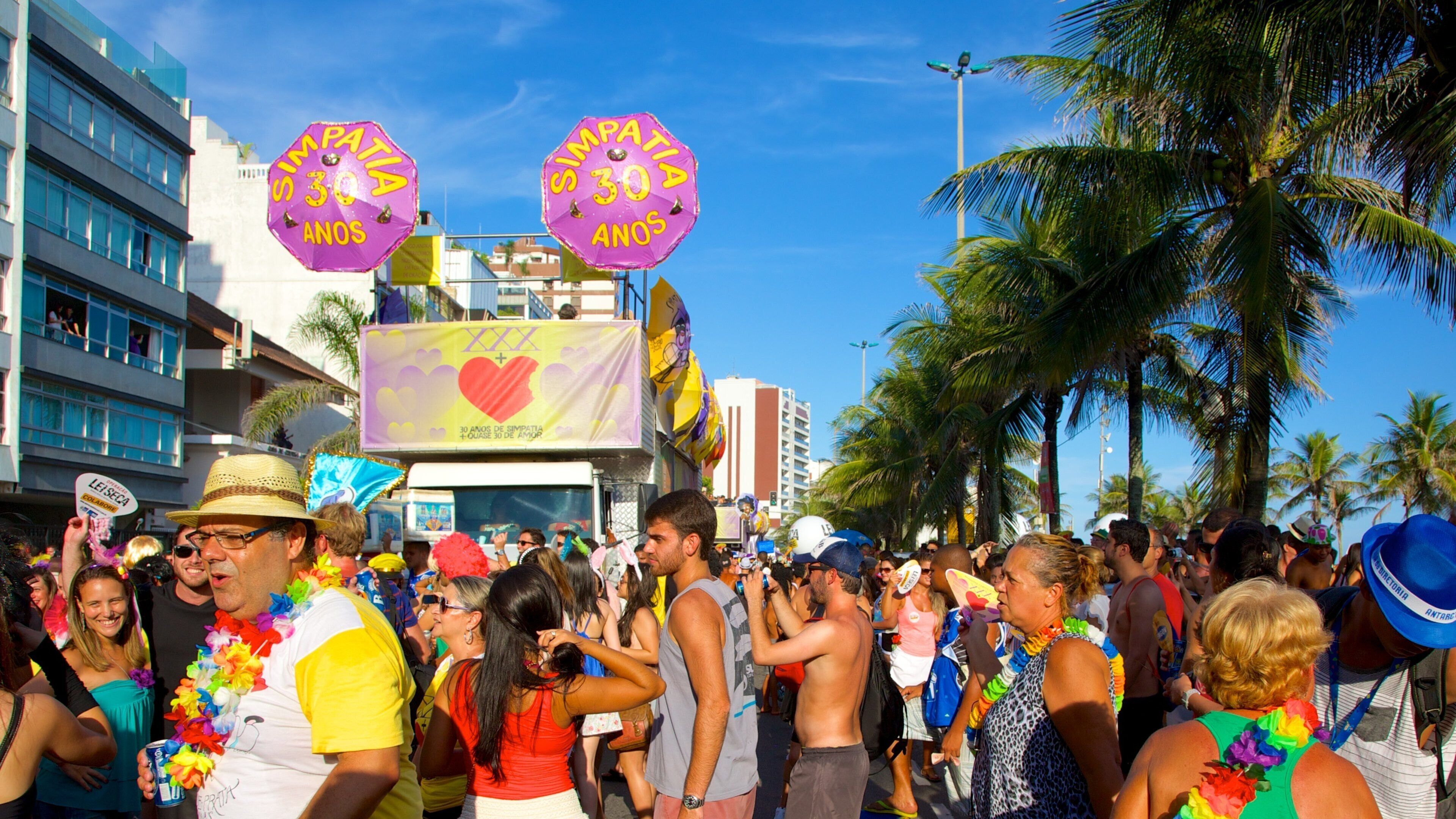 Marché hippie d\'Ipanema montrant signalisation, scènes de rue et festival