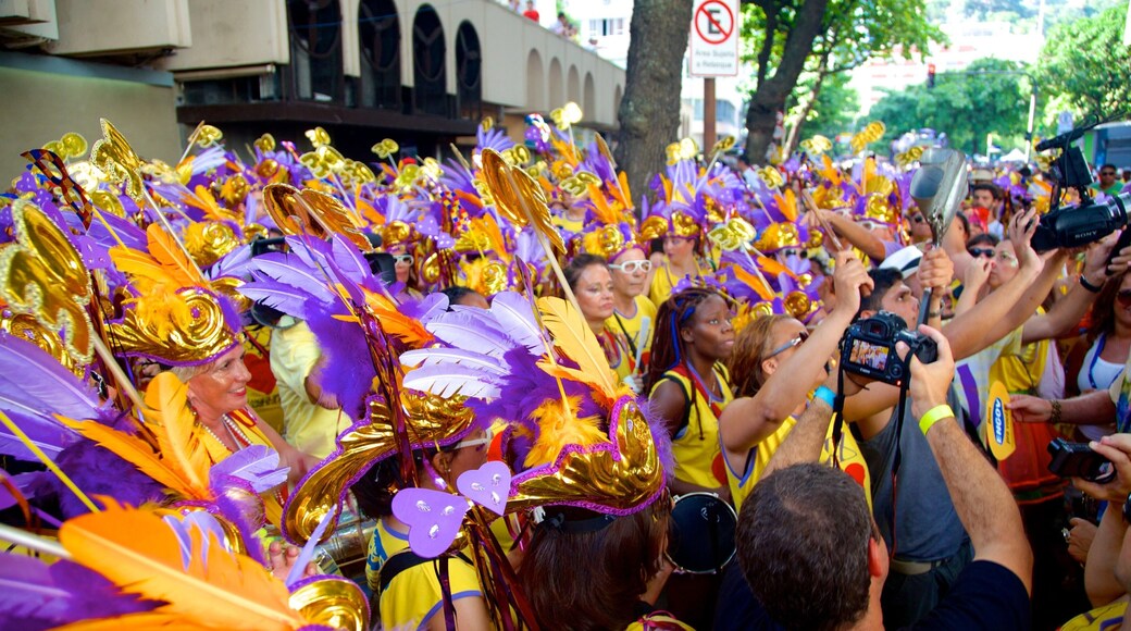 Marché hippie d\'Ipanema qui includes festival aussi bien que important groupe de personnes