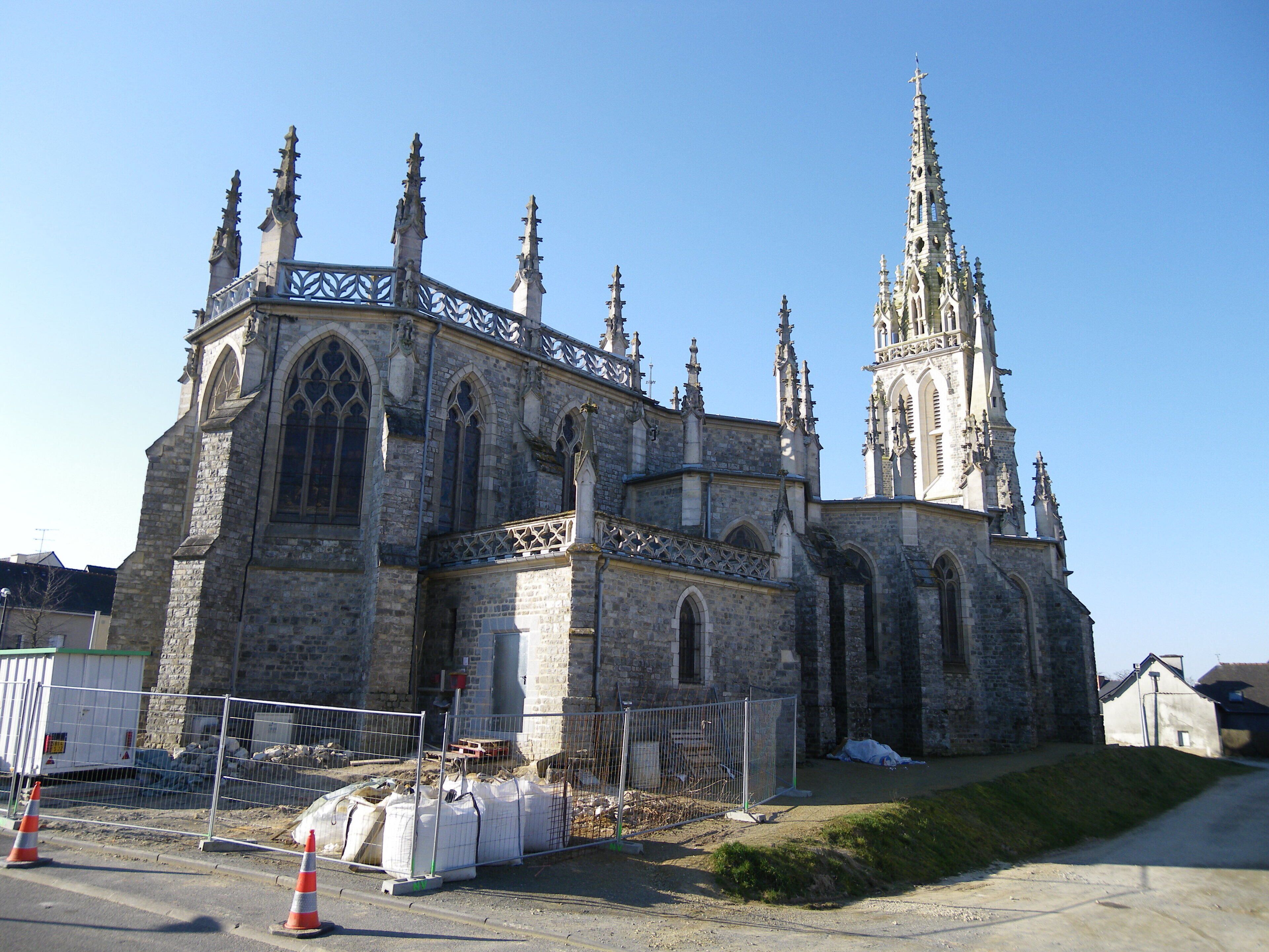 Chevet de l'église Saint-Pierre de Noyal-sur-Vilaine