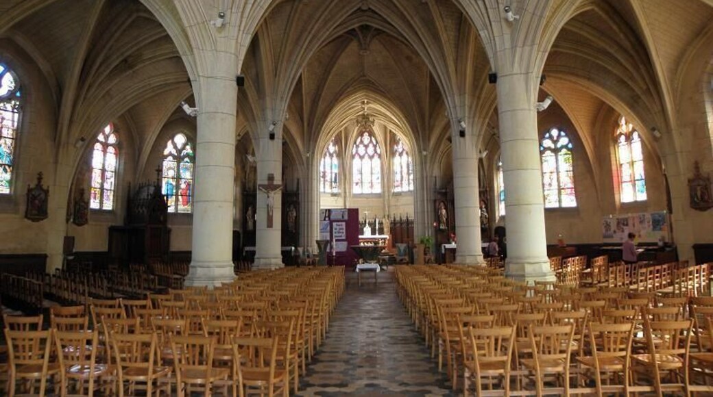 Intérieur de l'église Saint-Pierre de Noyal-sur-Vilaine (35).
