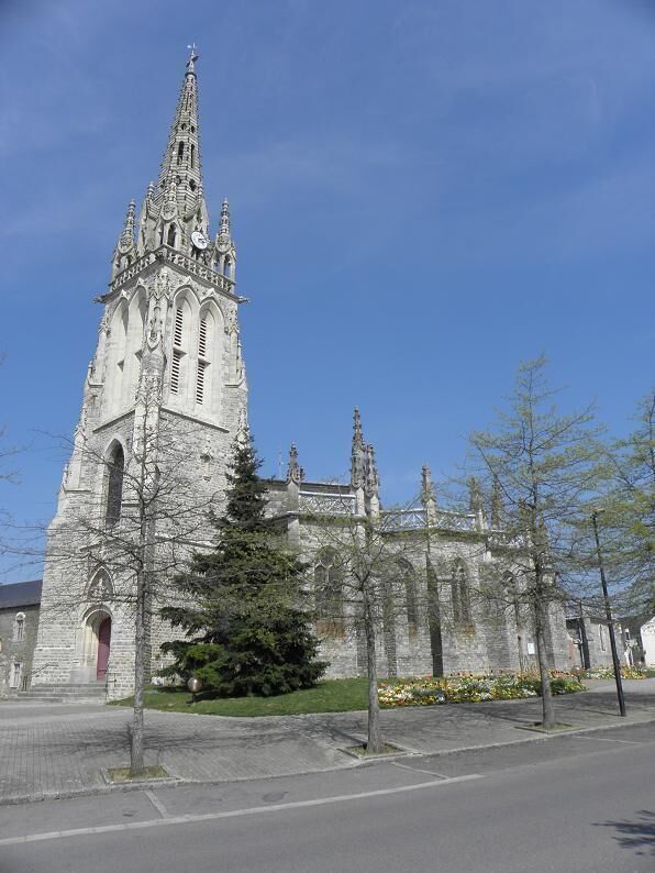 Flanc sud de l'église de Noyal-sur-Vilaine (35).
