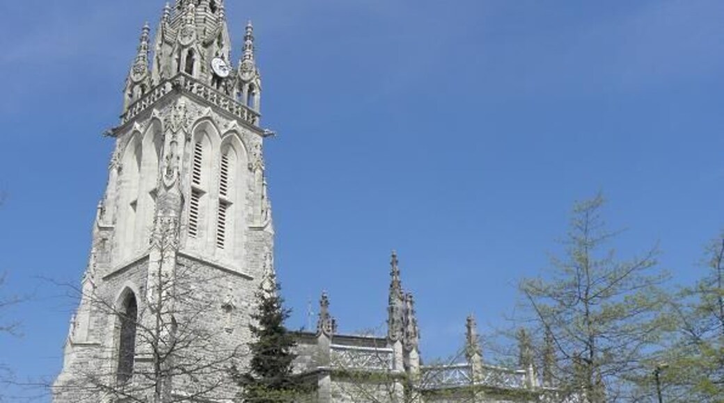 Flanc sud de l'église de Noyal-sur-Vilaine (35).