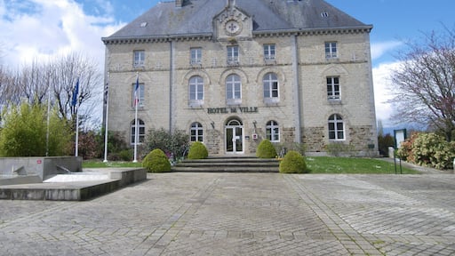 la mairie de montauban de bretagne