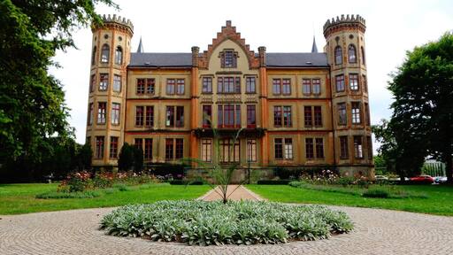 Former gothic stronghold rebuilt into castle, now in possession of a wine producer
#StunningStructures