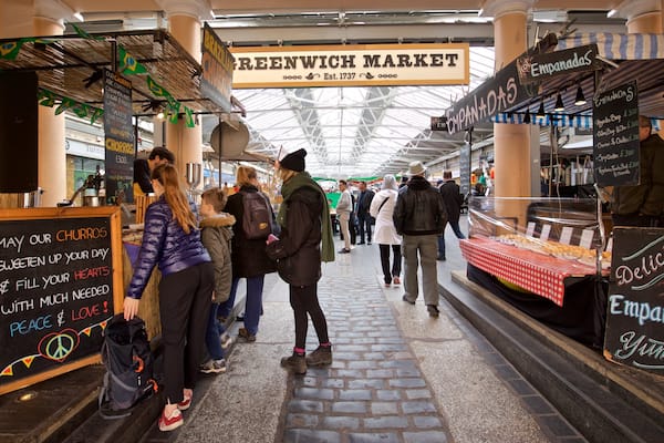 Marché de Greenwich mettant en vedette signalisation et marchés aussi bien que petit groupe de personnes