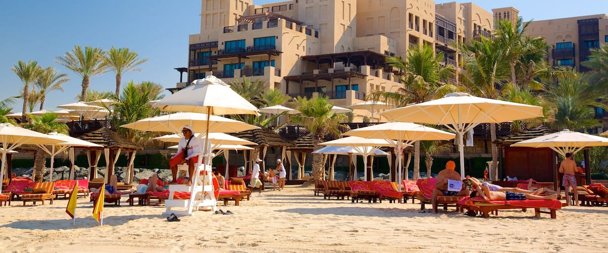 Souk Madinat Jumeirah qui includes hôtel ou complexe de luxe, scènes tropicales et plage