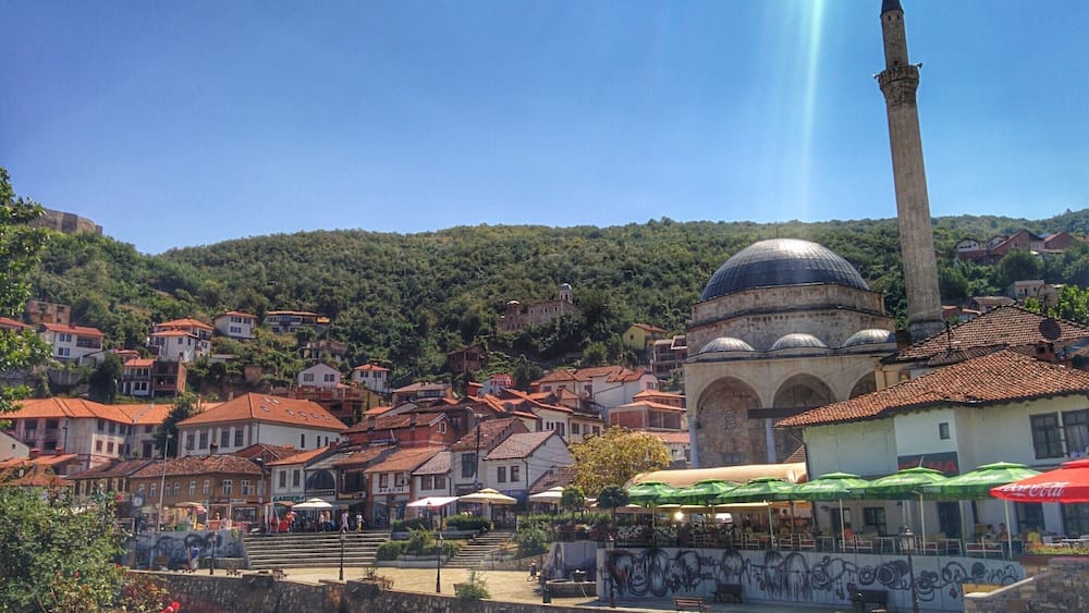 Center dogajanja v Prizrenu. Kar se da videti zanimivega je v krogu 500 metrov. Lušen center, dobra in poceni hrana, z bližnje trdnjave pa je tudi lep razgled na mesto ...
#Prizren #Kosovo #Balkan #RoadTrip