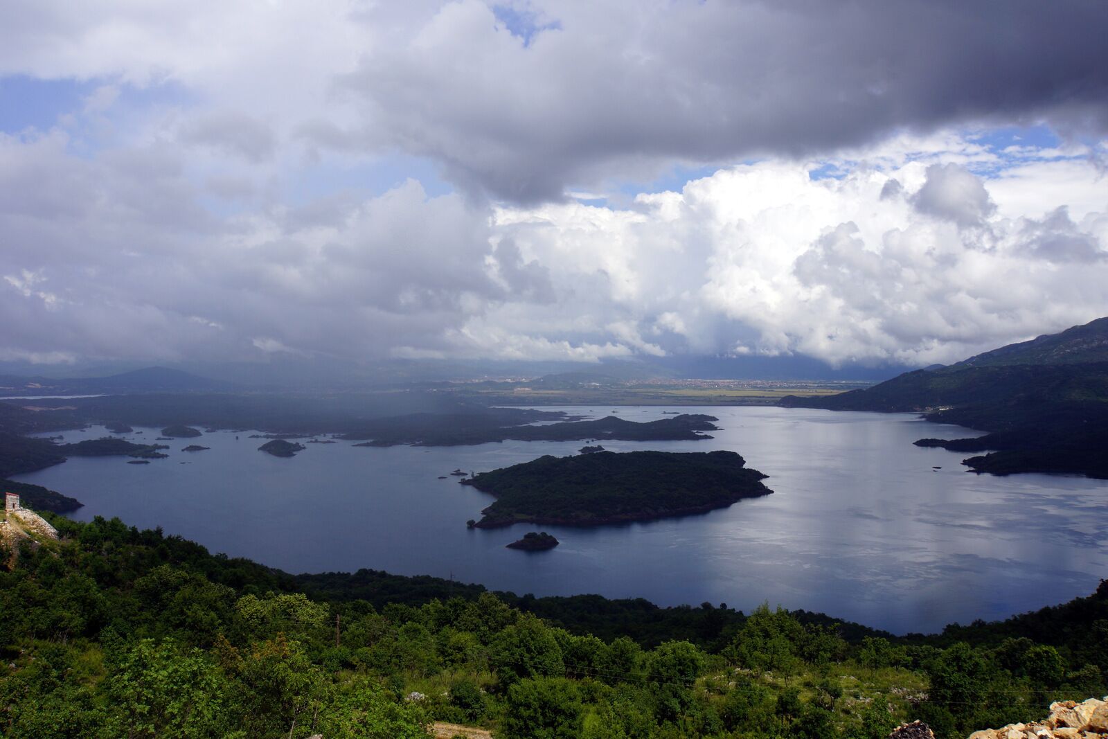 Lake Slansko,
Slansko attracts the visitor with its wild beauty, clean water, unspoilt nature, a multitude of plant and animal species. The lake represents a special experience for hunters and anglers. It is rich in fish, and numerous tourist presentations and camping are organised by the lake.