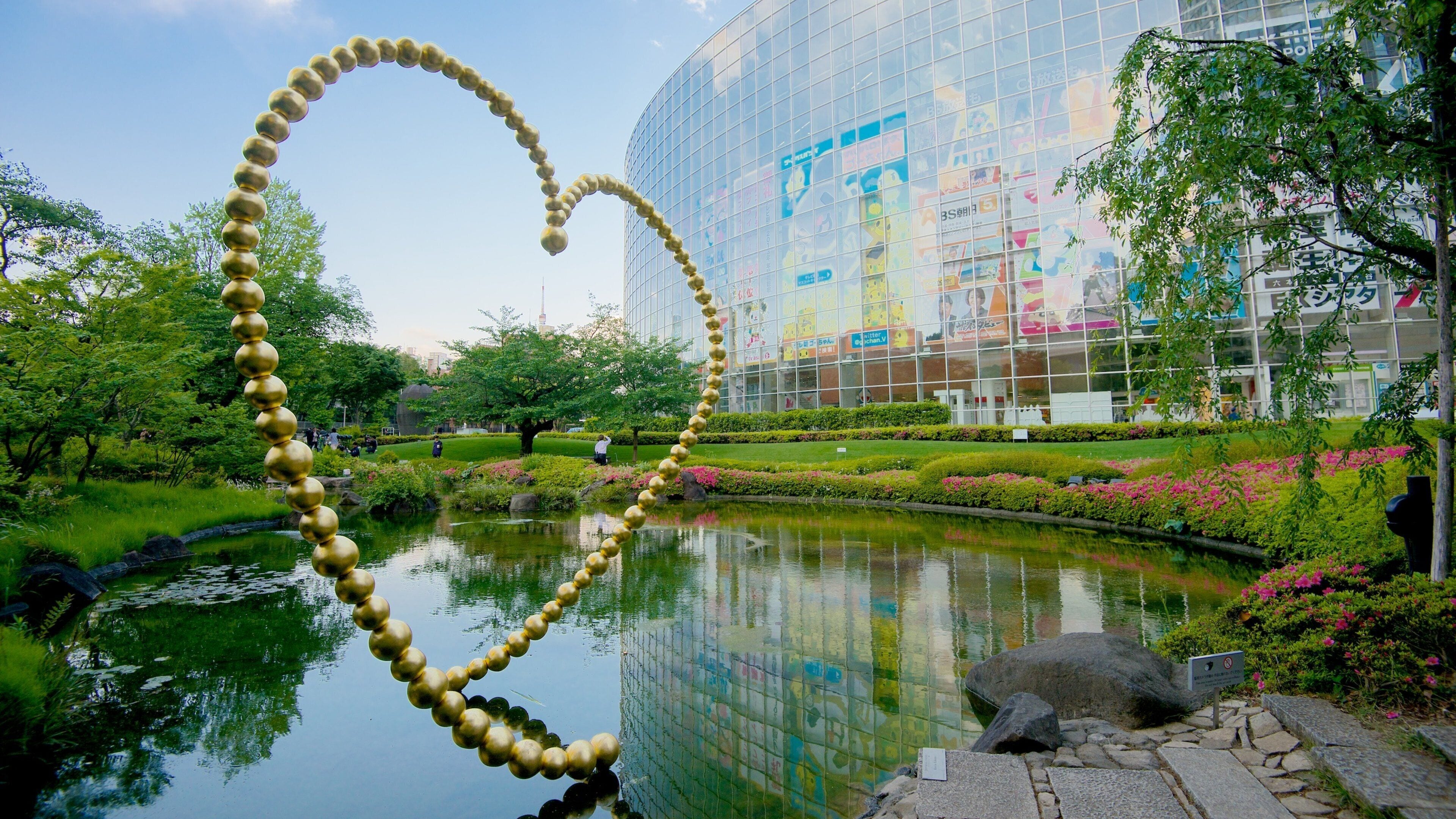 Roppongi Hills featuring outdoor art, modern architecture and a pond