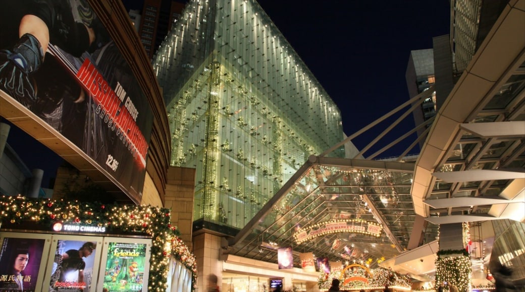 Roppongi Hills mostrando una ciudad y escenas nocturnas