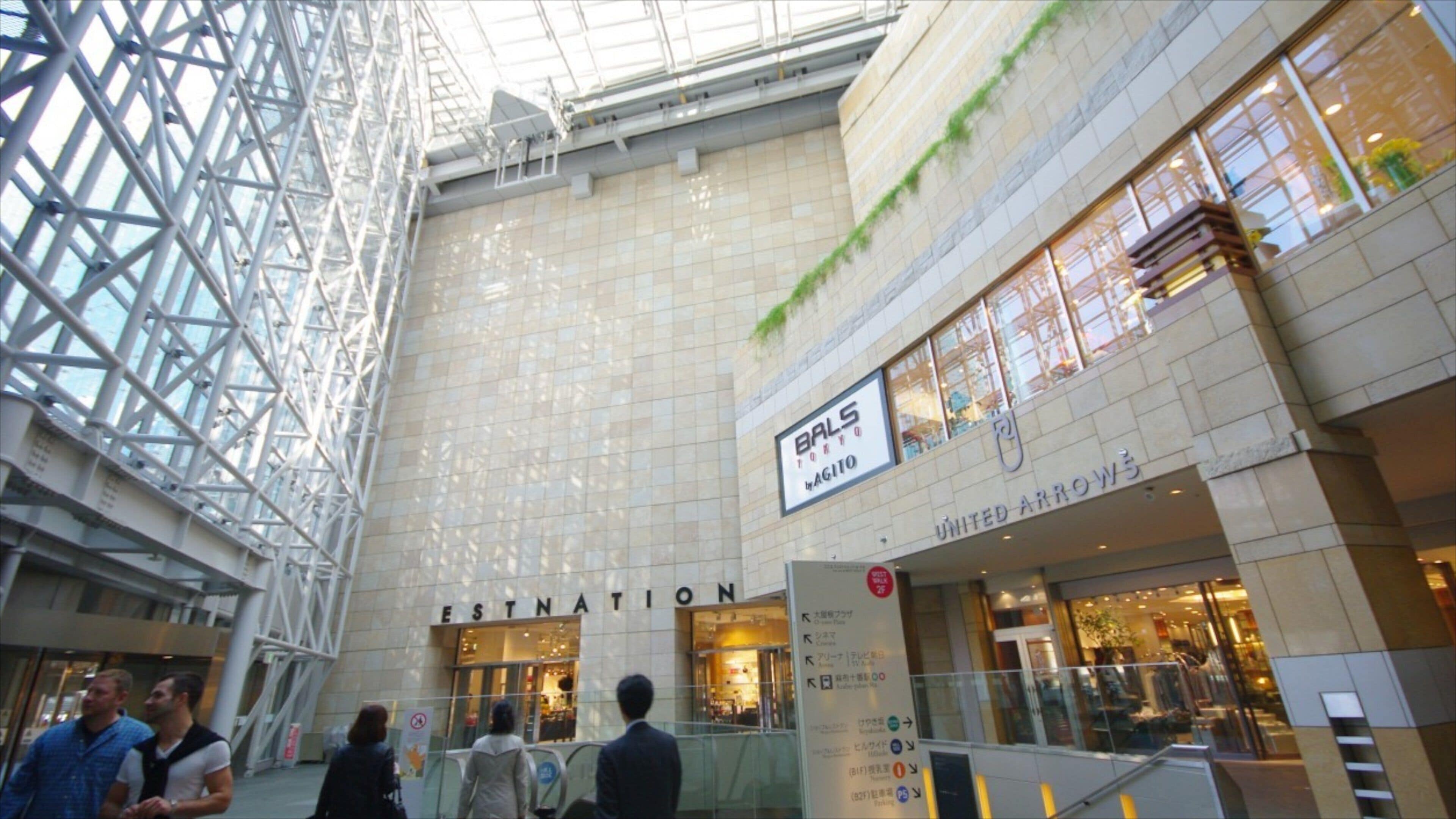 Roppongi Hills fasiliteter samt by, shopping og innendørs