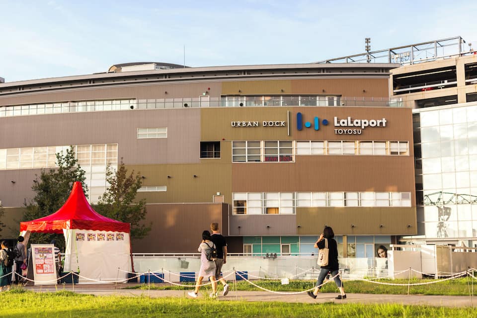 A modern building with the sign "Urban Dock LaLaport Toyota".