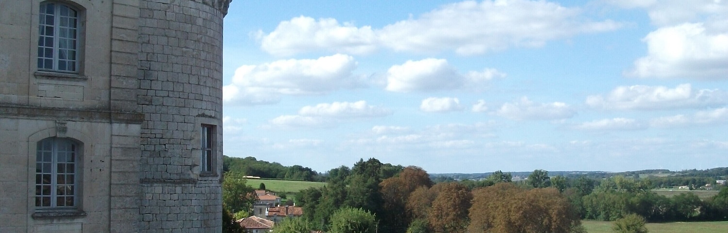 This building is indexed in the Base Mérimée, a database of architectural heritage maintained by the French Ministry of Culture, under the reference PA00104467 .