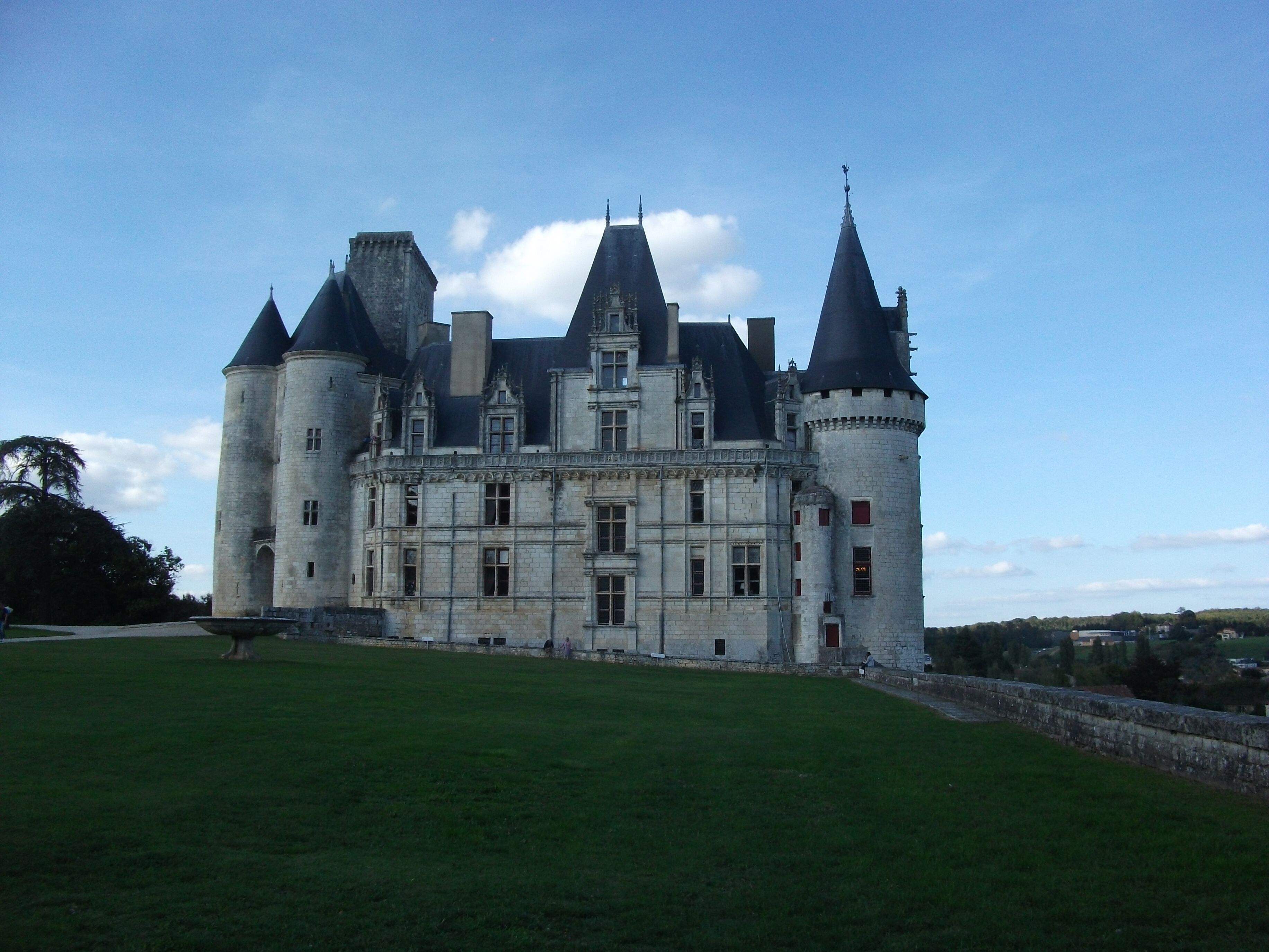 This building is indexed in the Base Mérimée, a database of architectural heritage maintained by the French Ministry of Culture, under the reference PA00104467 .