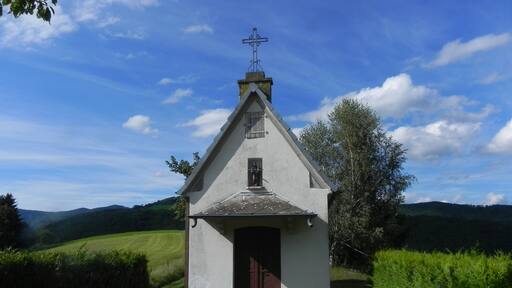 La chapelle sur la colline de la Hajus
