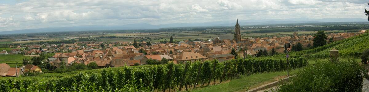 Panoramatický snímek vesnice Dambach-La-Ville ze tří fotografií, Alsasko, Francie