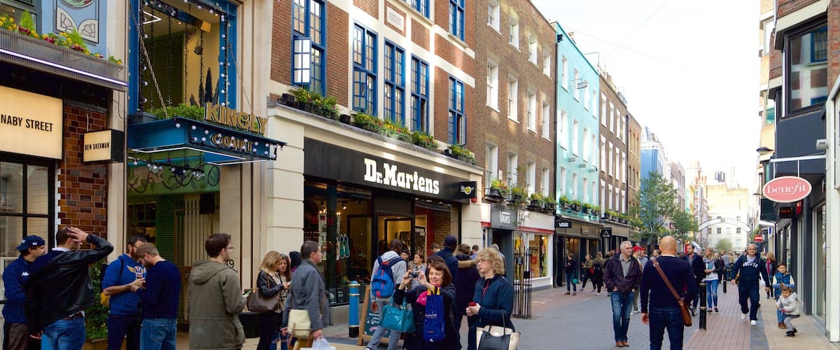 Carnaby Street mostrando compras, patrimonio de arquitectura y un parque o plaza