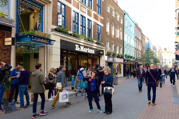 Carnaby Street welches beinhaltet historische Architektur, Einkaufen und Platz oder Plaza