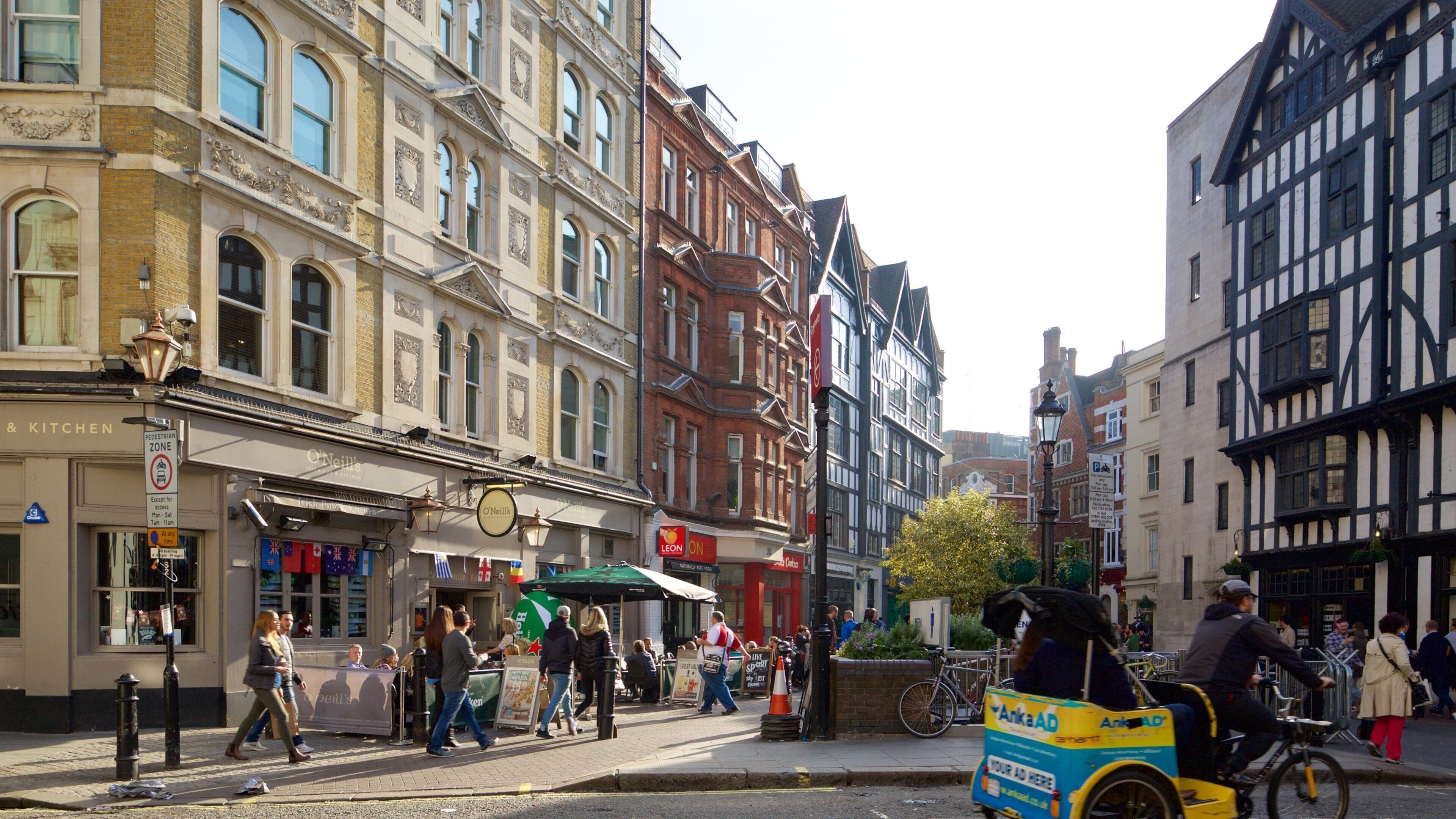 Carnaby Street som visar gatuliv, ett torg och historisk arkitektur