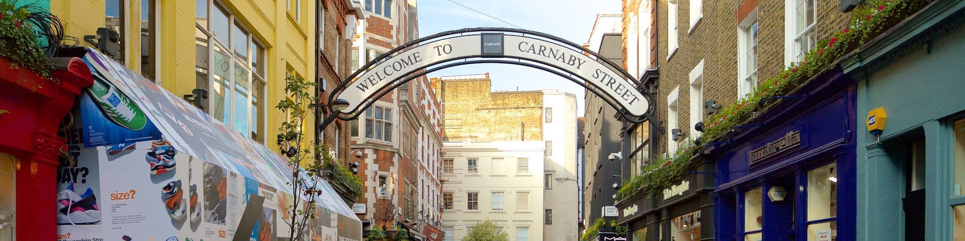 Carnaby Street mit einem Platz oder Plaza und historische Architektur sowie große Menschengruppe