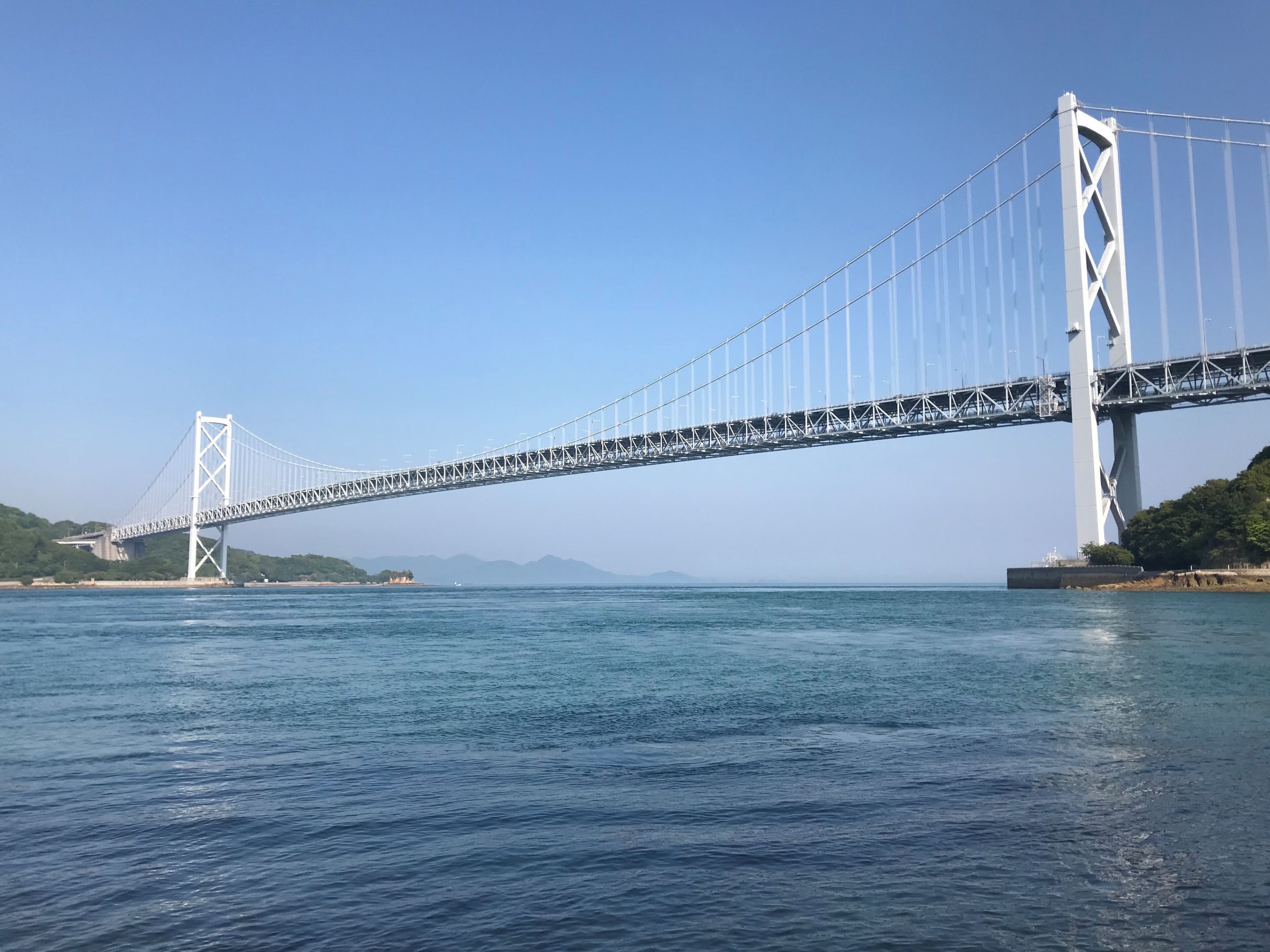 大浜埼灯台付近の砂浜より望む因島大橋