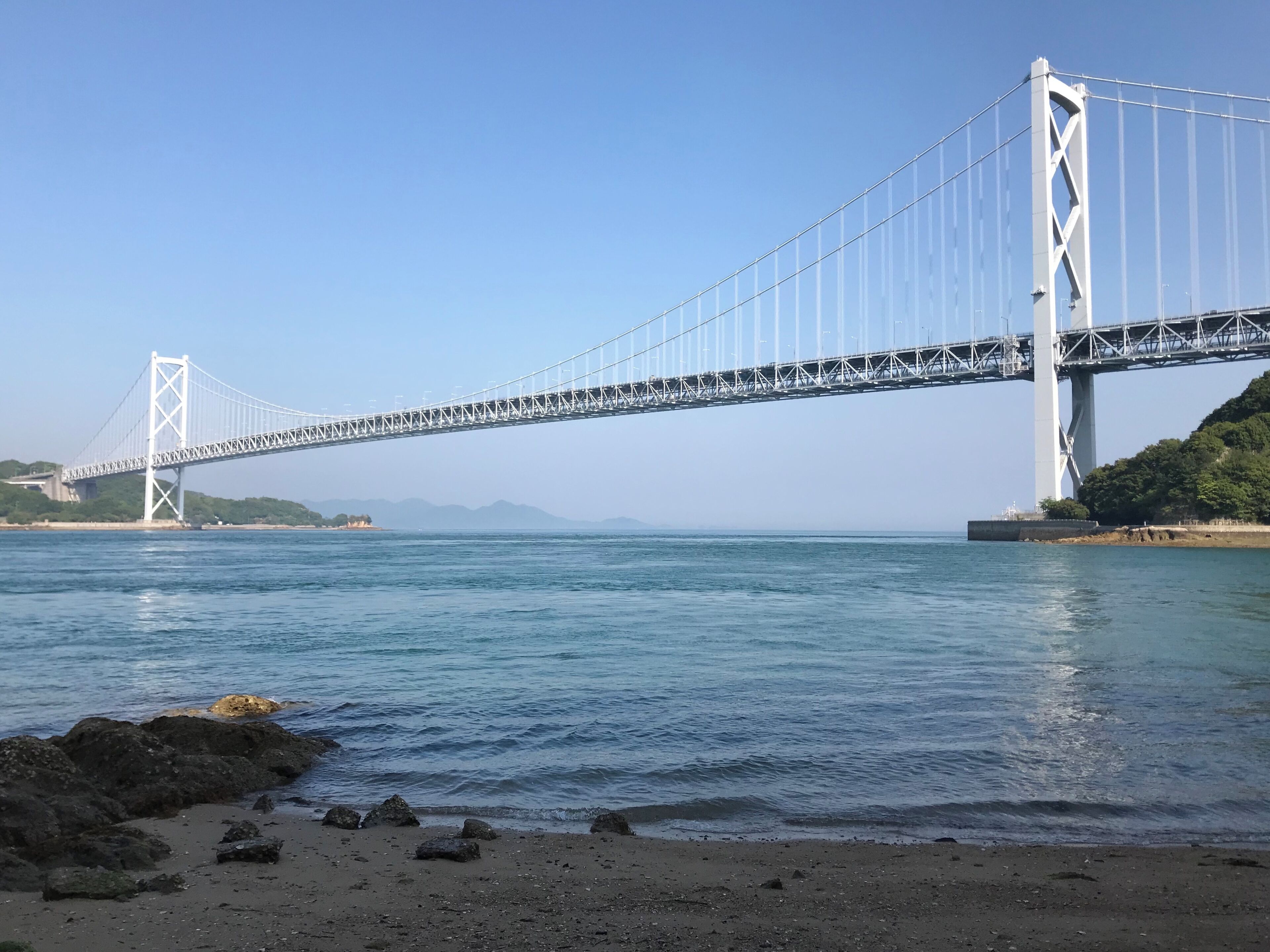 大浜埼灯台付近の砂浜より望む因島大橋