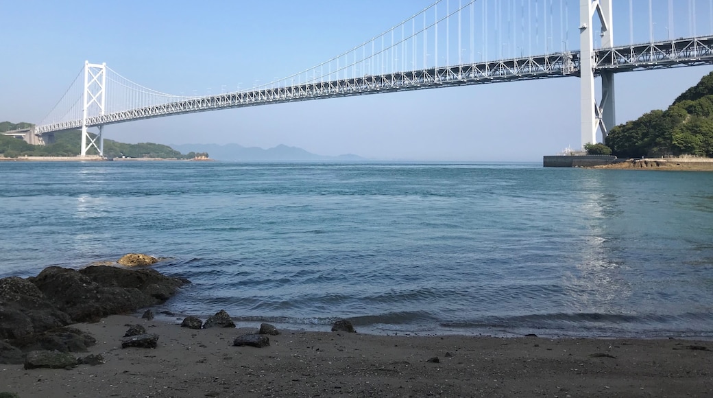 大浜埼灯台付近の砂浜より望む因島大橋