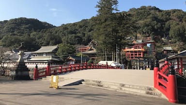 祐徳稲荷神社の神橋と社殿の遠景